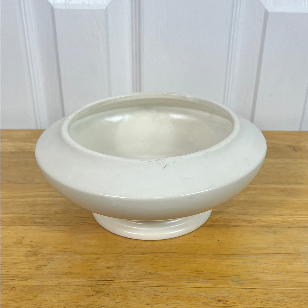 Vintage Hull USA pottery bowl/dish. 8.5” wide, no chips or cracks
